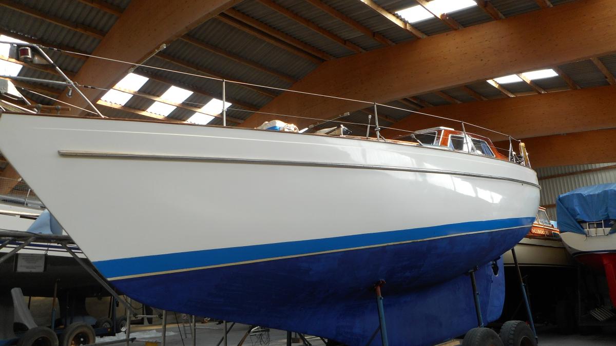 Jacht w hali serwisowej