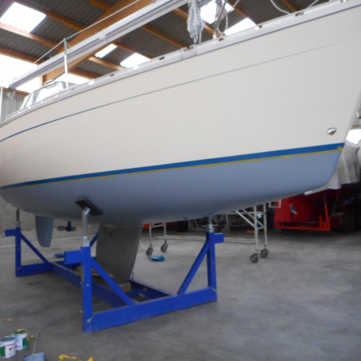 Piaskowanie motorówki z powłoką